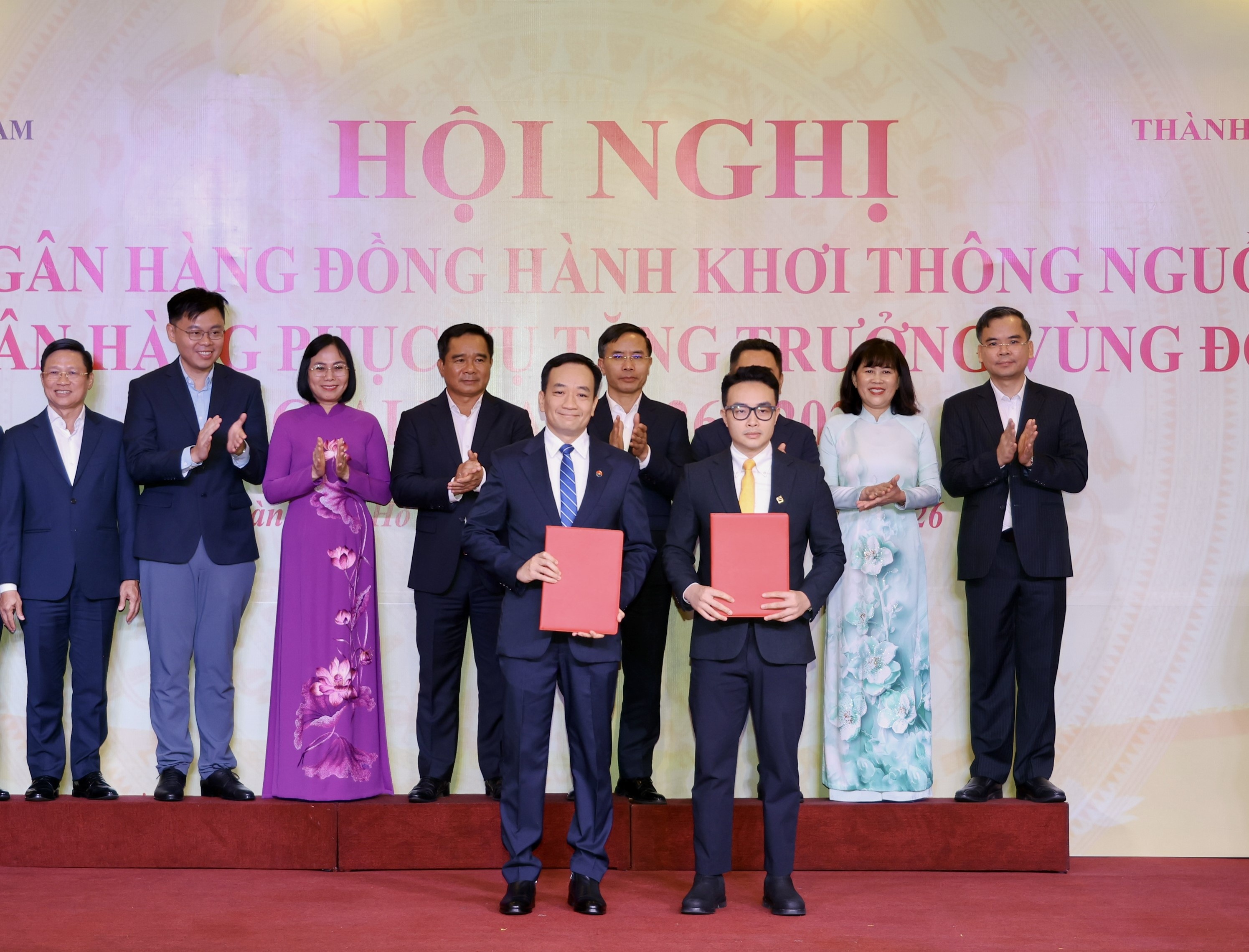 Lãnh đạo NCB cùng các ngân hàng trao thoả thuận hợp tác với các đối tác tại sự kiện. Lãnh đạo NCB cùng các ngân hàng trao thoả thuận hợp tác với các đối tác tại sự kiện.