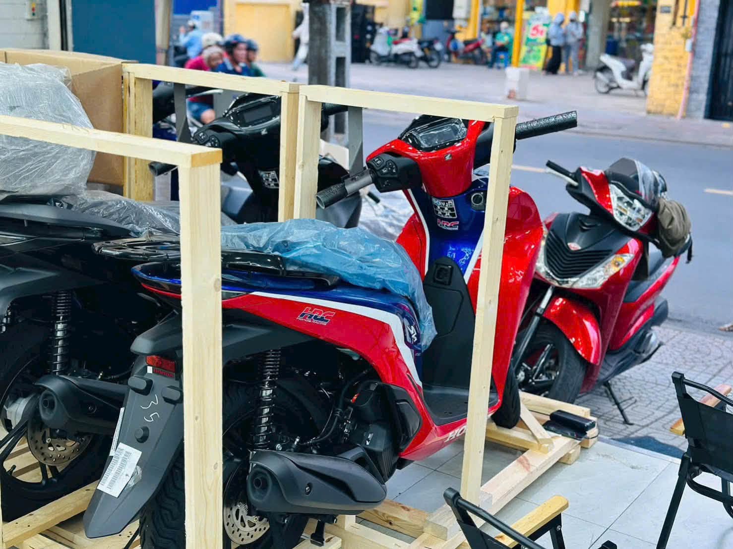 Hàng hiếm Honda SH150i HRC 2026 nhập tư về Việt Nam: Giá khoảng 250 triệu đồng, nhập Ý, đắt gấp đôi xe chính hãng - Ảnh 4.