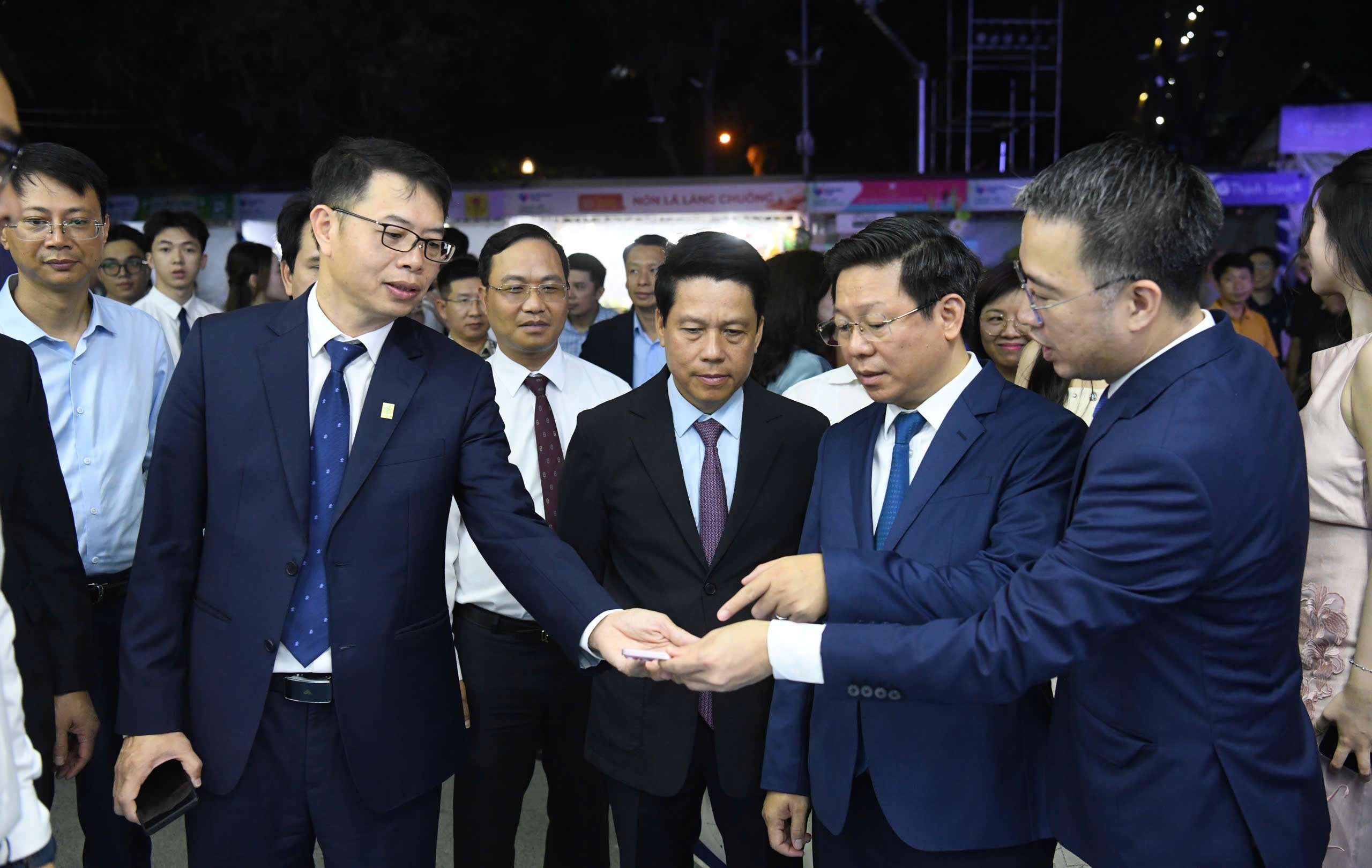 Khai mạc Ngày thanh toán số Việt Nam - Sóng Festival 2026: 'Chạm số - Sống xanh', ưu tiên an toàn và bảo mật Khai mạc Ngày thanh toán số Việt Nam - Sóng Festival 2026: 'Chạm số - Sống xanh', ưu tiên an toàn và bảo mật