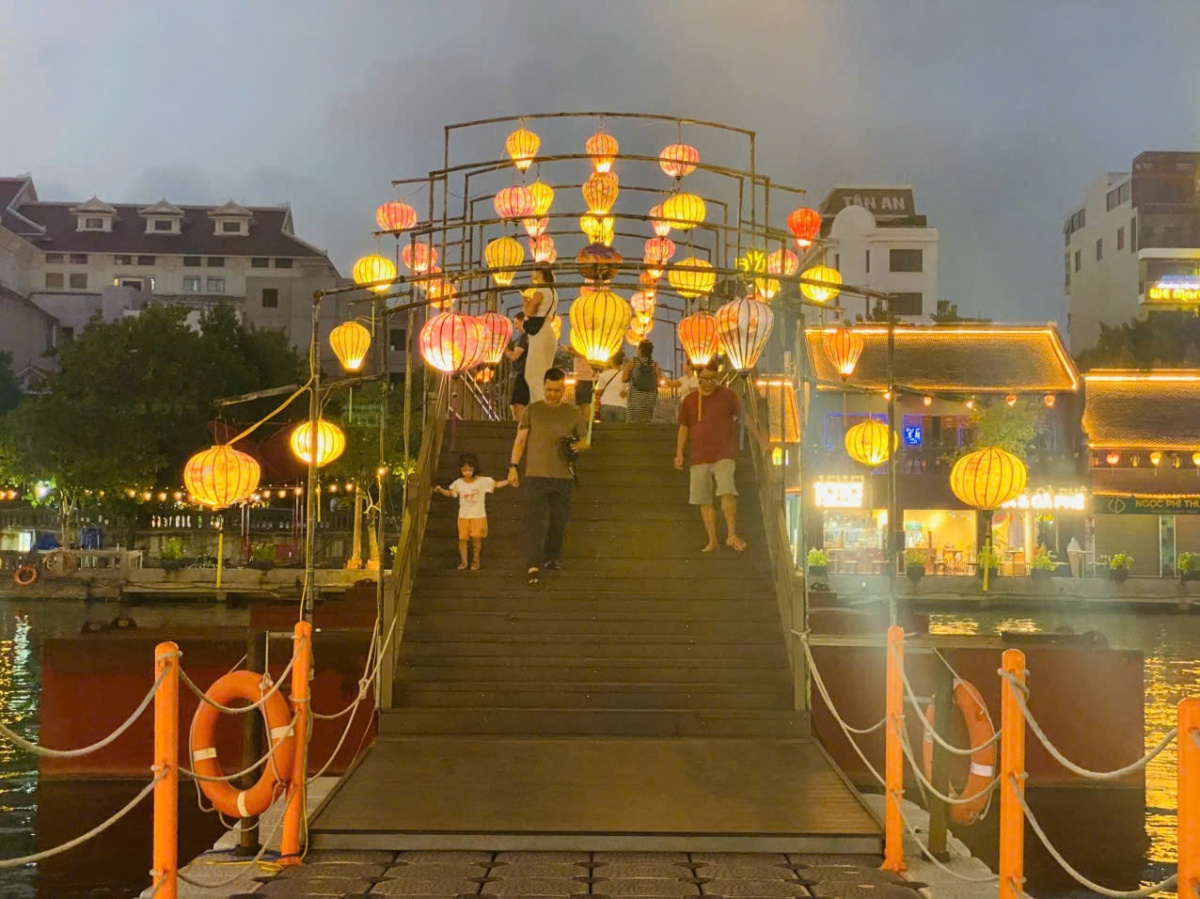 Phố cổ Hoa Lư lung linh dưới ánh đèn lồng, mang đến trải nghiệm du lịch đêm tĩnh tại và đậm đà bản sắc văn hóa giữa lòng thành phố Phố cổ Hoa Lư lung linh dưới ánh đèn lồng, mang đến trải nghiệm du lịch đêm tĩnh tại và đậm đà bản sắc văn hóa giữa lòng thành phố