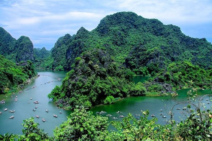 Vẻ đẹp nguyên sơ của Tràng An - nơi được ví như 'Vịnh Hạ Long trên cạn' với những dãy núi đá vôi triệu năm tuổi soi bóng xuống làn nước xanh ngắt Vẻ đẹp nguyên sơ của Tràng An - nơi được ví như 'Vịnh Hạ Long trên cạn' với những dãy núi đá vôi triệu năm tuổi soi bóng xuống làn nước xanh ngắt