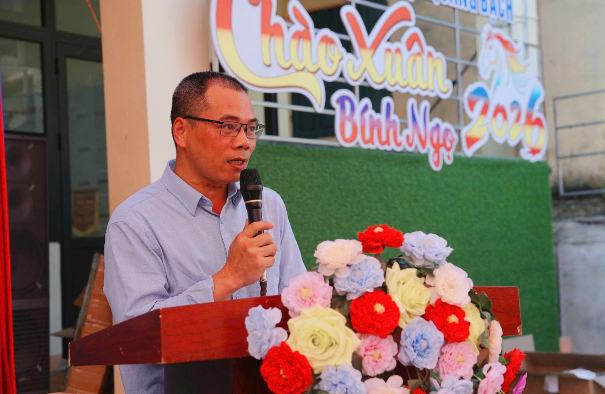 ông Bàn Văn Nhất, Hiệu trưởng Trường Tiểu học Quảng Bạch phát biểu cảm ơn đoàn thiện nguyện
