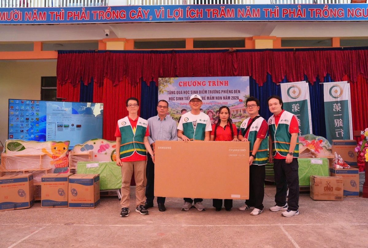 Đại diện Ngân hàng First Commercial Bank – Chi nhánh Hà Nội  trao quà cho nhà trường
