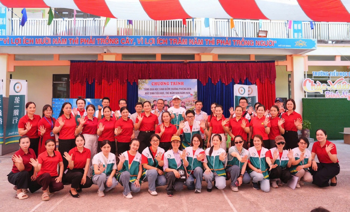 Đoàn Ngân hàng First Commercial Bank – Chi nhánh Hà Nội  cung các thầy cô điểm trường điểm trường Phiêng Đén, thuộc Trường Tiểu học và Mầm non Quảng Bạch, xã Quảng Bạch