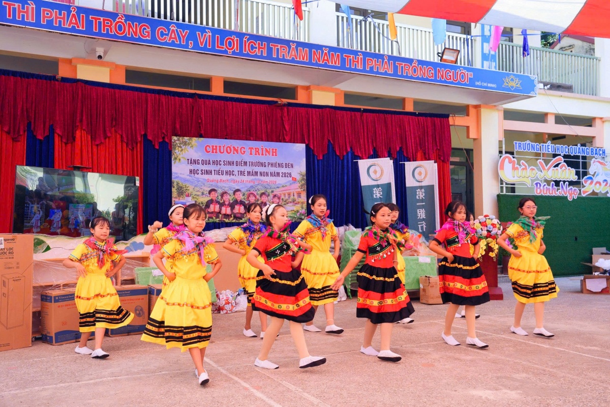 First Commercial Bank trao gửi yêu thương đến học sinh vùng cao Quảng Bạch