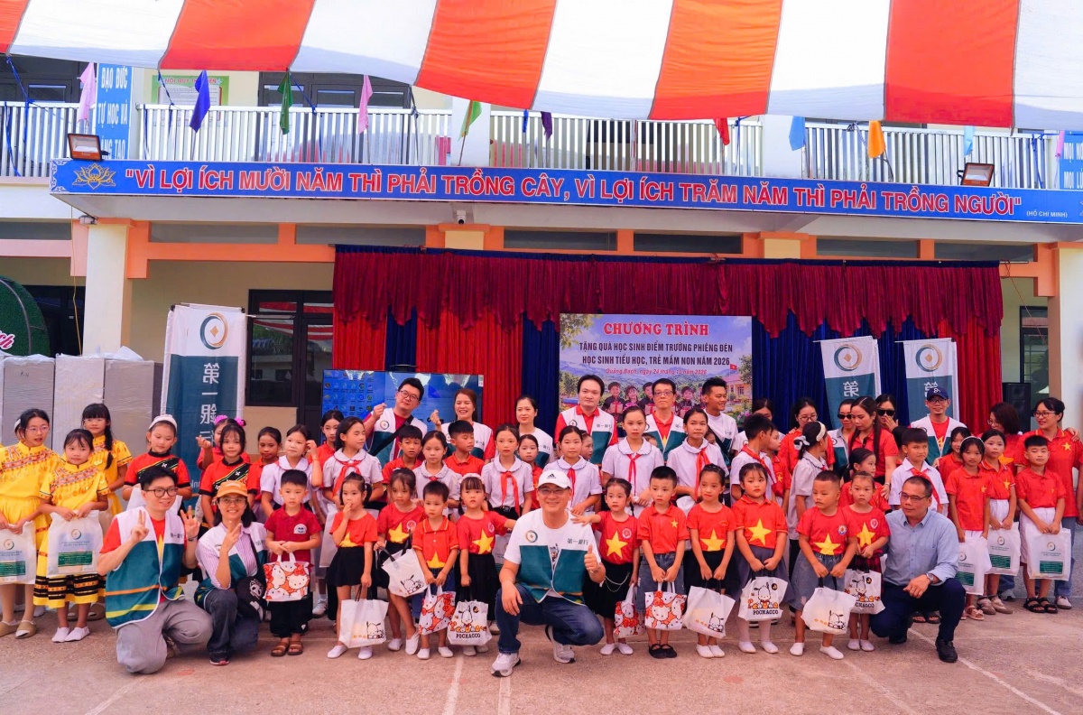 Đoàn tặng quà học sinh tiểu học Điểm trường Phiêng Đén
