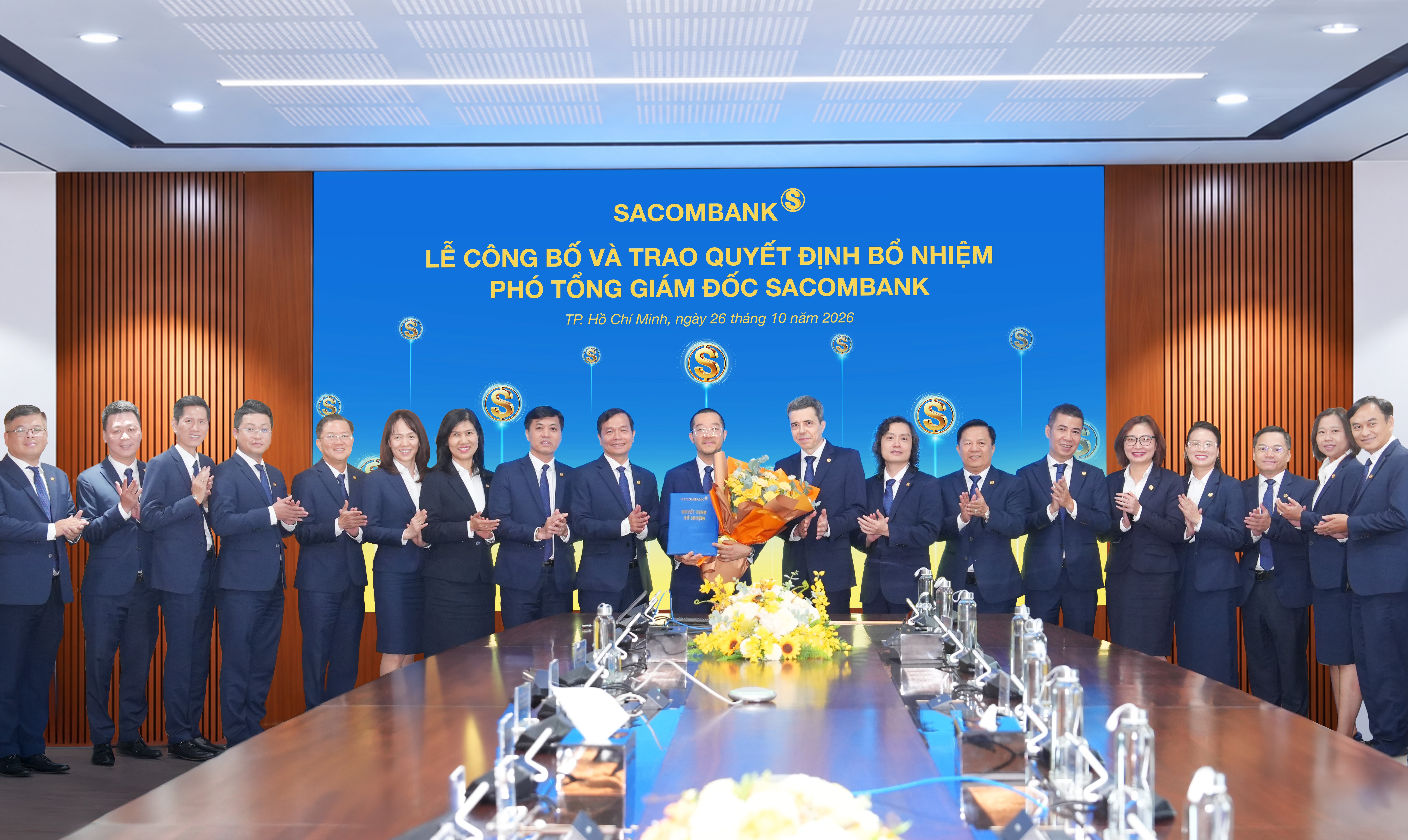 Ban Lãnh đạo Ngân hàng chúc mừng tân Phó Tổng giám đốc Ban Lãnh đạo Ngân hàng chúc mừng tân Phó Tổng giám đốc