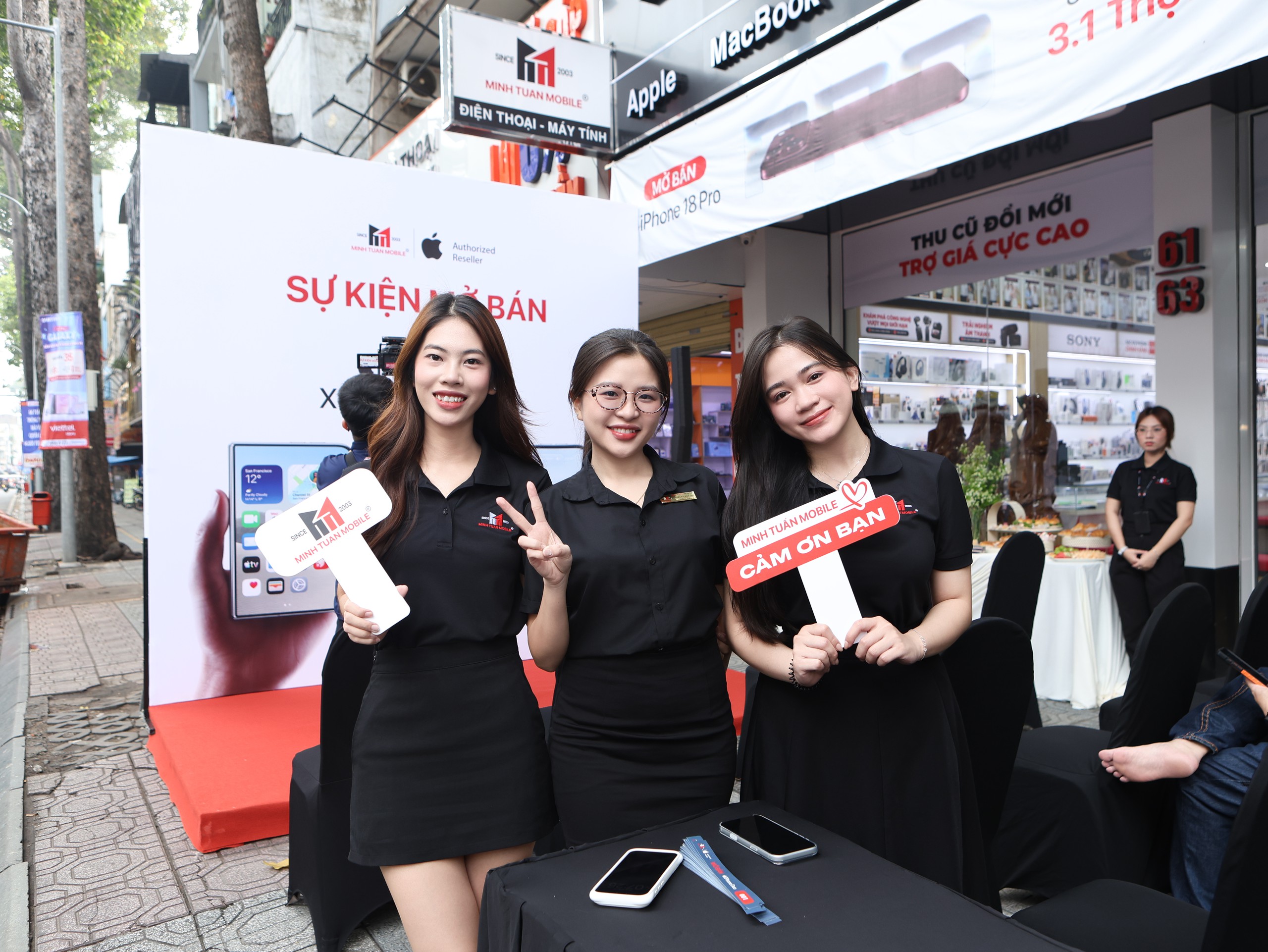 iPhone Duo lên kệ cháy hàng, giá từ 64,99 triệu đồng iPhone Duo lên kệ cháy hàng, giá từ 64,99 triệu đồng
