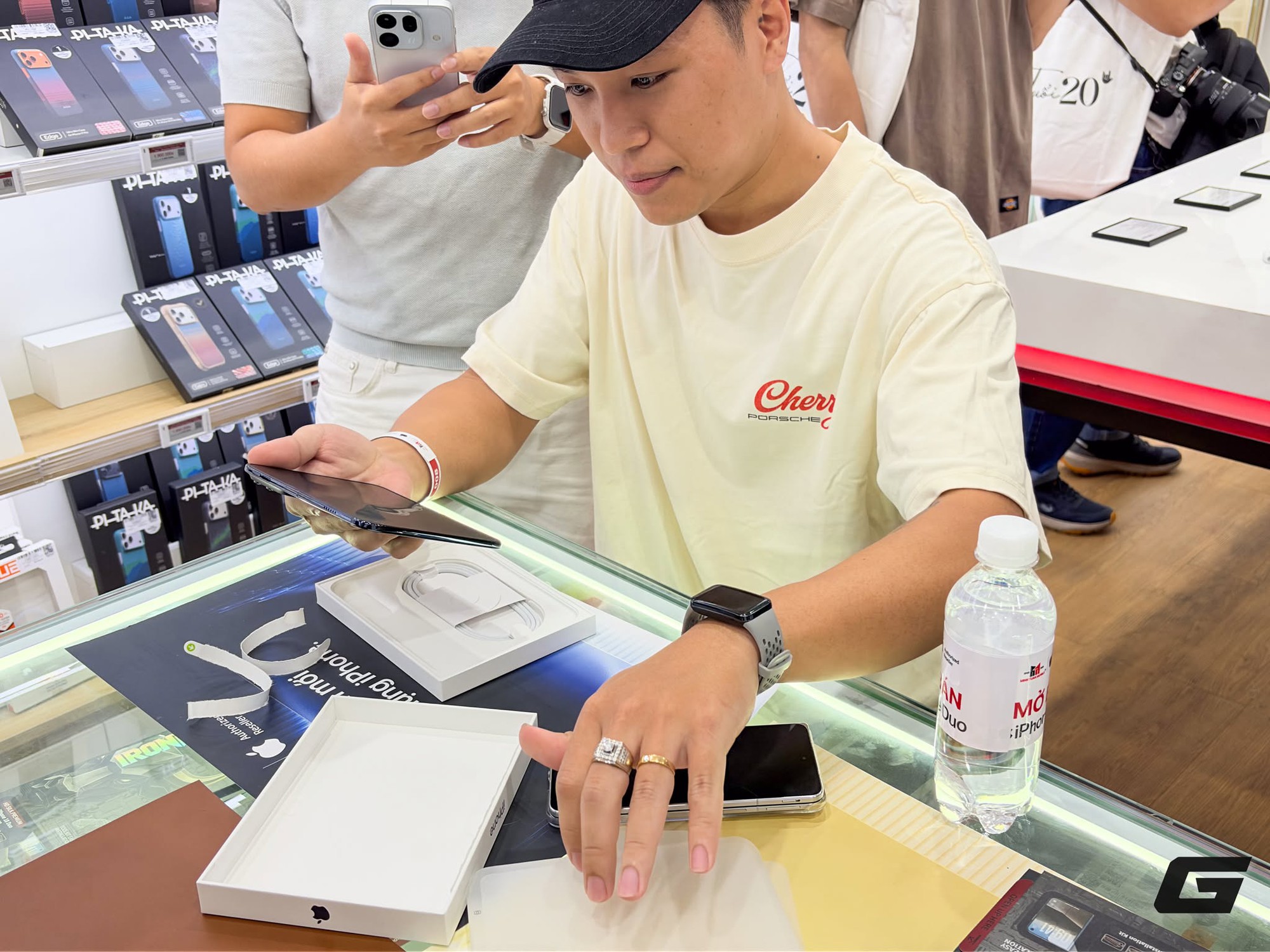 iPhone Duo lên kệ cháy hàng, giá từ 64,99 triệu đồng iPhone Duo lên kệ cháy hàng, giá từ 64,99 triệu đồng