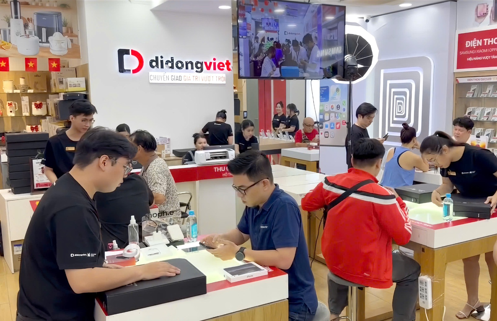 iPhone Duo lên kệ cháy hàng, giá từ 64,99 triệu đồng iPhone Duo lên kệ cháy hàng, giá từ 64,99 triệu đồng