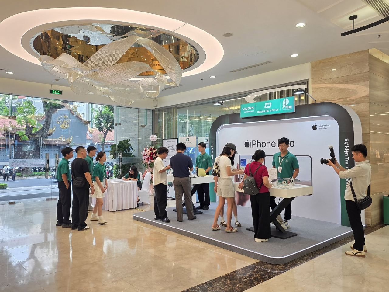 iPhone Duo lên kệ cháy hàng, giá từ 64,99 triệu đồng iPhone Duo lên kệ cháy hàng, giá từ 64,99 triệu đồng