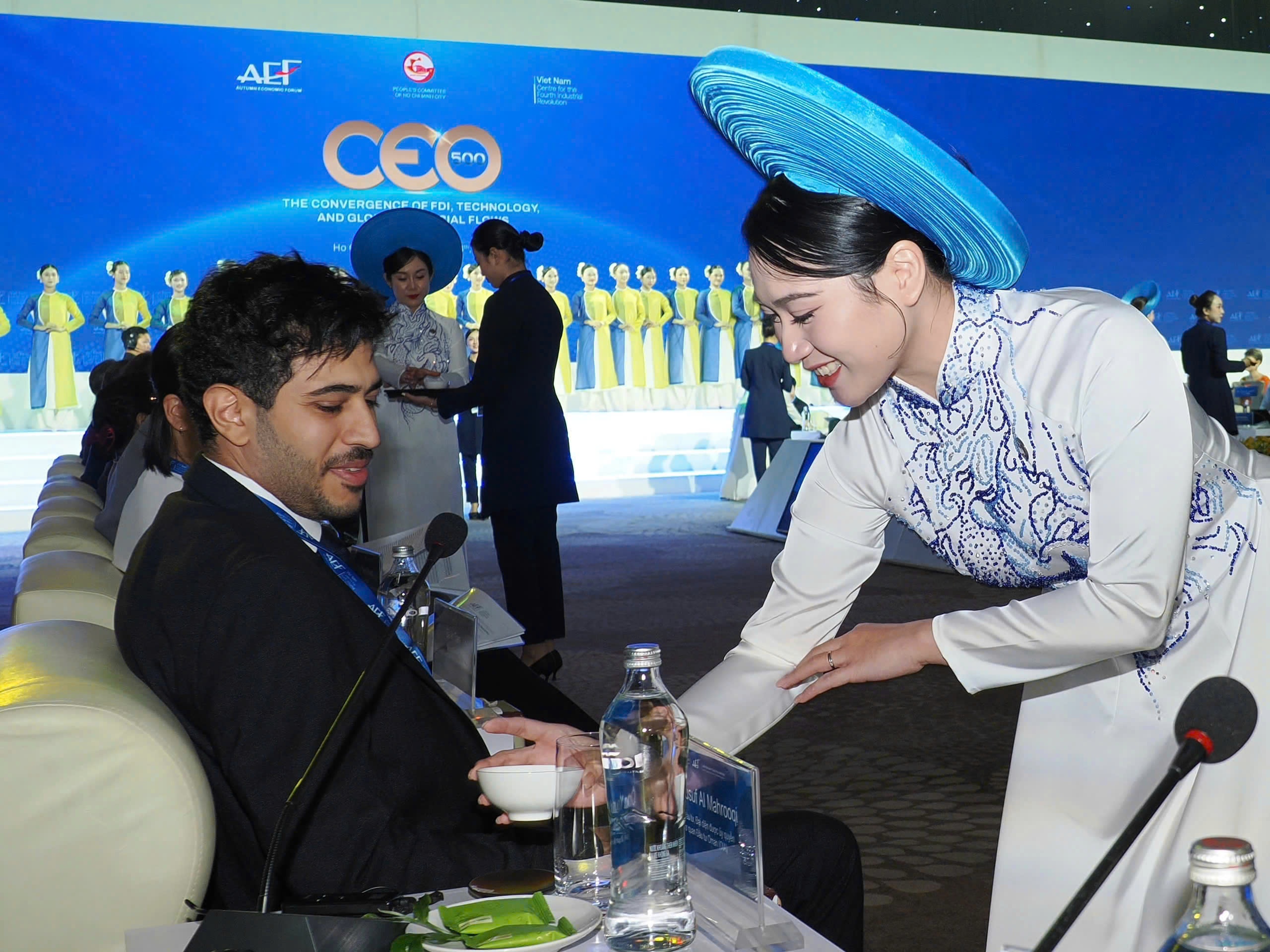 CEO 500 – Tea Connect chính thức khai mặc bằng nghi thức mời trà quốc tế.
