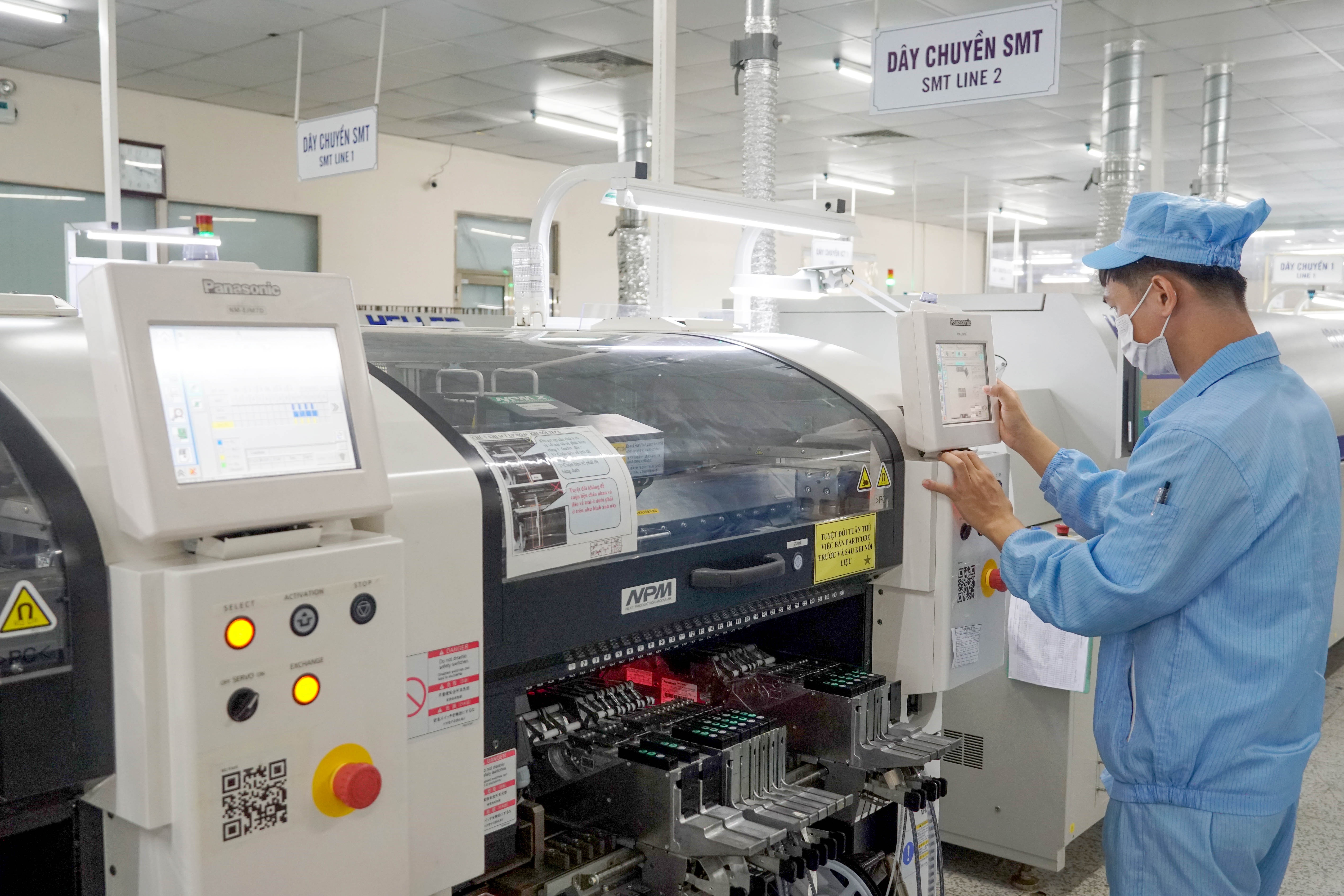 Công nhân vận hành dây chuyền sản xuất điện tử tại Hanel PT Công nhân vận hành dây chuyền sản xuất điện tử tại Hanel PT