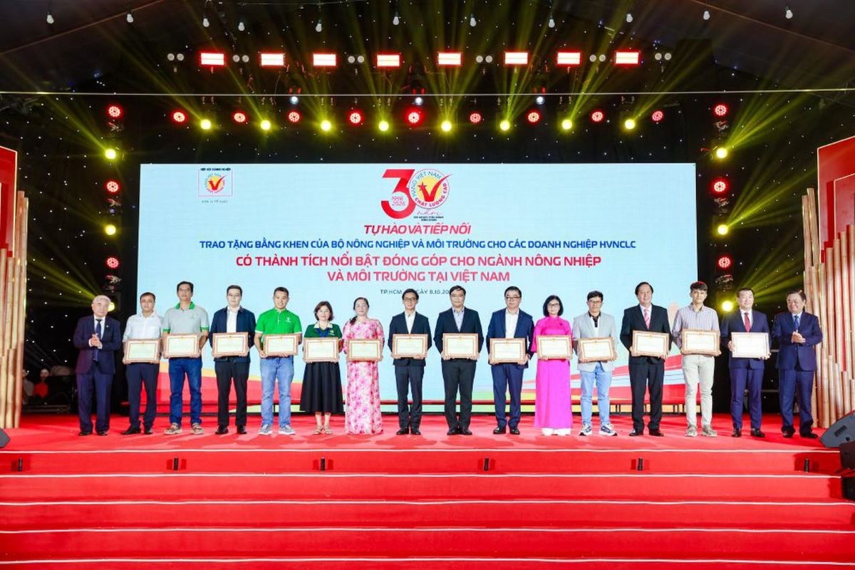  Ông Đỗ Thanh Tuấn (thứ 2 từ phải sang) - Giám đốc Đối ngoại, đại diện Vinamilk - đón nhận Bằng khen của Bộ Nông nghiệp và Môi trường nhân dịp kỷ niệm 30 năm Chương trình HVNCLC (Ảnh: Minh Anh)