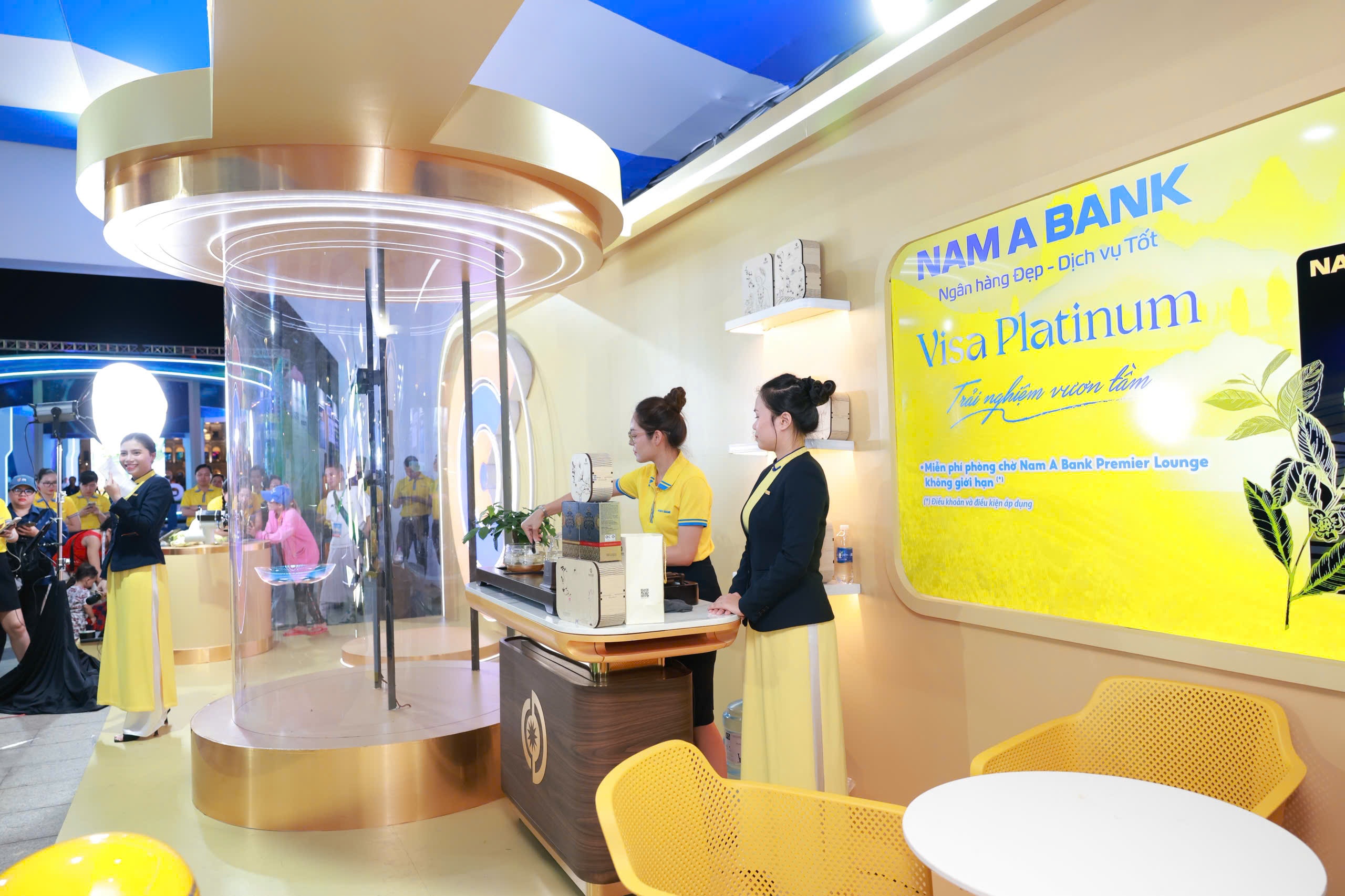 Khách tham quan trải nghiệm tại không gian trải nghiệm Nam A Bank. Khách tham quan trải nghiệm tại không gian trải nghiệm Nam A Bank.