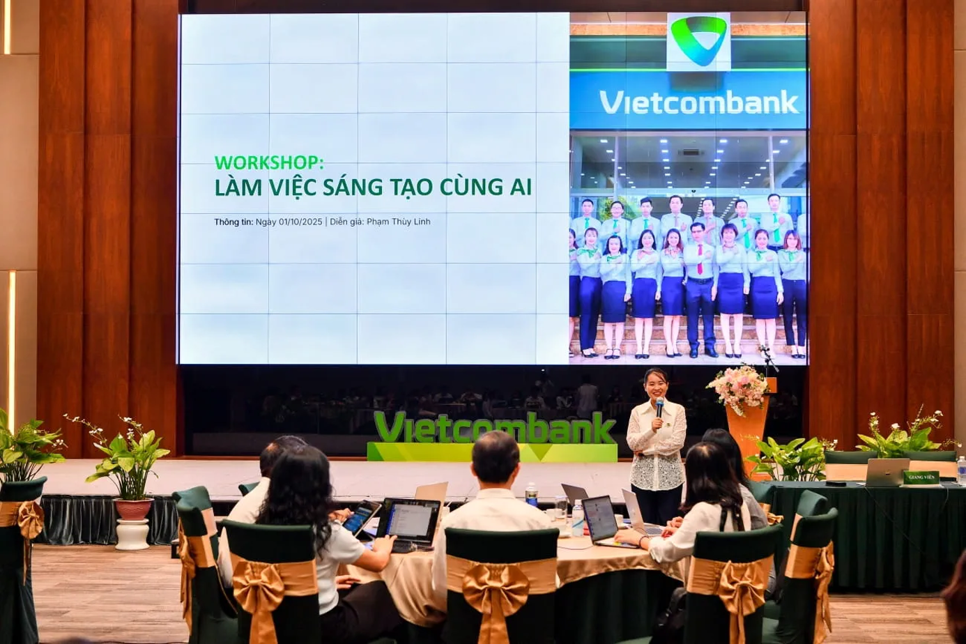 Để trang bị các kiến thức cần thiết trong tiến trình chuyển đổi số, Vietcombank xây dựng các lớp học để cập nhật kiến thức, từ đó áp dụng vào thực tế công việc hàng ngày Để trang bị các kiến thức cần thiết trong tiến trình chuyển đổi số, Vietcombank xây dựng các lớp học để cập nhật kiến thức, từ đó áp dụng vào thực tế công việc hàng ngày