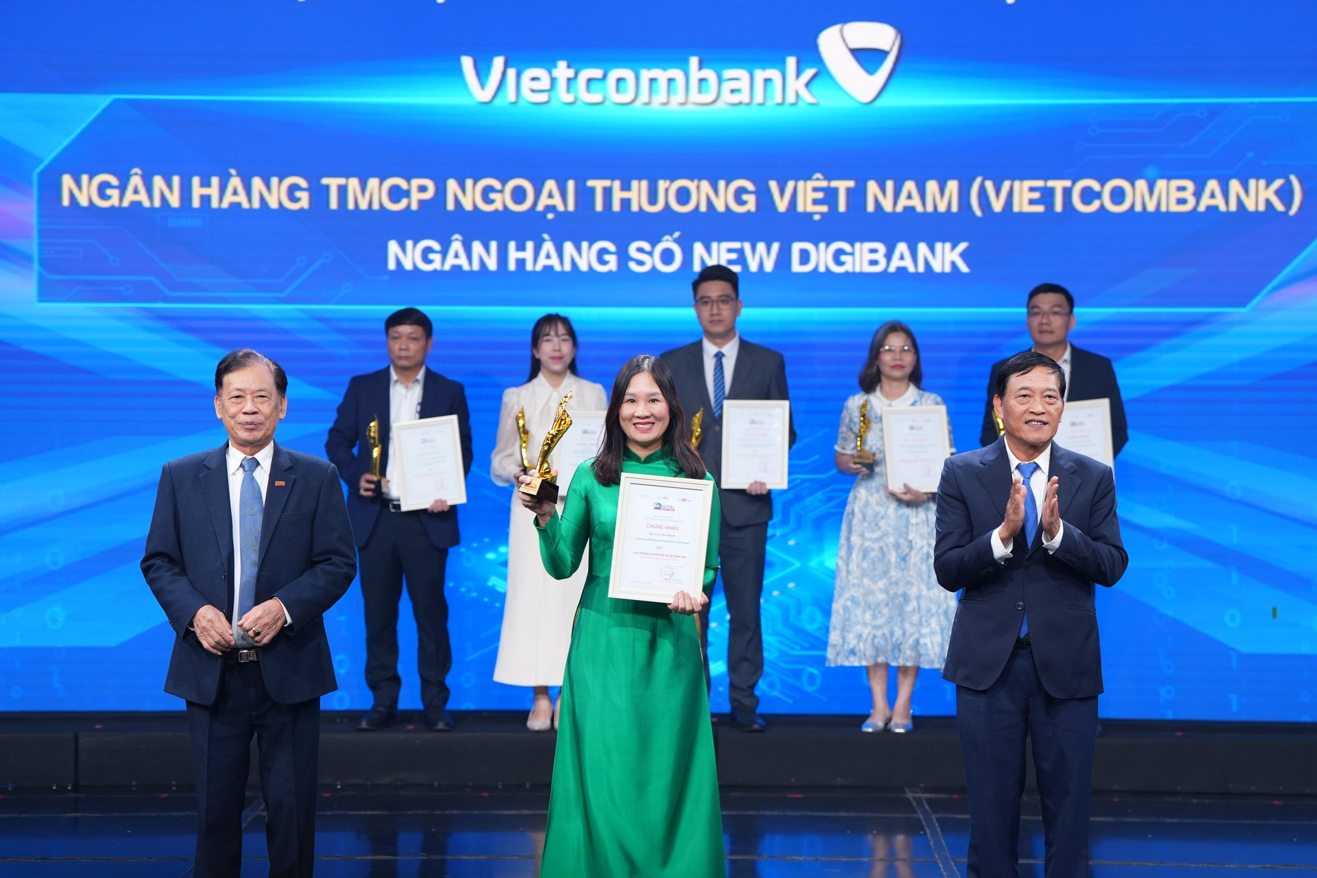 Đại diện Vietcombank nhận giải thưởng “Sản phẩm, Dịch vụ, Giải pháp chuyển đổi số xuất sắc” được BTC vinh danh đối với ứng dụng Ngân hàng số VCB New Digibank Đại diện Vietcombank nhận giải thưởng “Sản phẩm, Dịch vụ, Giải pháp chuyển đổi số xuất sắc” được BTC vinh danh đối với ứng dụng Ngân hàng số VCB New Digibank