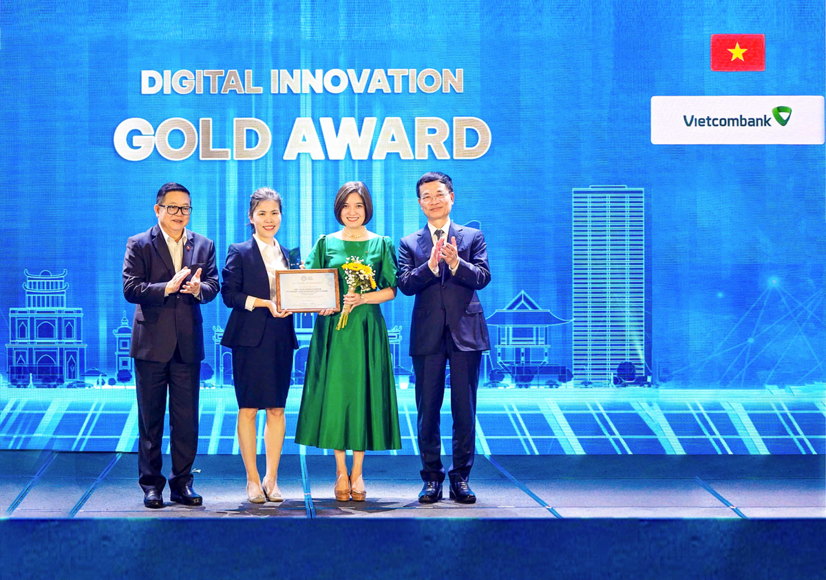 Đại diện Vietcombank, Phó Tổng giám đốc Phùng Nguyễn Hải Yến (thứ 2 từ phải sang) nhận Giải Vàng hạng mục Đổi mới sáng tạo số - ASEAN Digital Awards trong khuôn khổ Hội nghị Bộ trưởng Số ASEAN (ADGMIN) lần thứ 6 diễn ra tối 15/01/2026 tại Hà Nội Đại diện Vietcombank, Phó Tổng giám đốc Phùng Nguyễn Hải Yến (thứ 2 từ phải sang) nhận Giải Vàng hạng mục Đổi mới sáng tạo số - ASEAN Digital Awards trong khuôn khổ Hội nghị Bộ trưởng Số ASEAN (ADGMIN) lần thứ 6 diễn ra tối 15/01/2026 tại Hà Nội