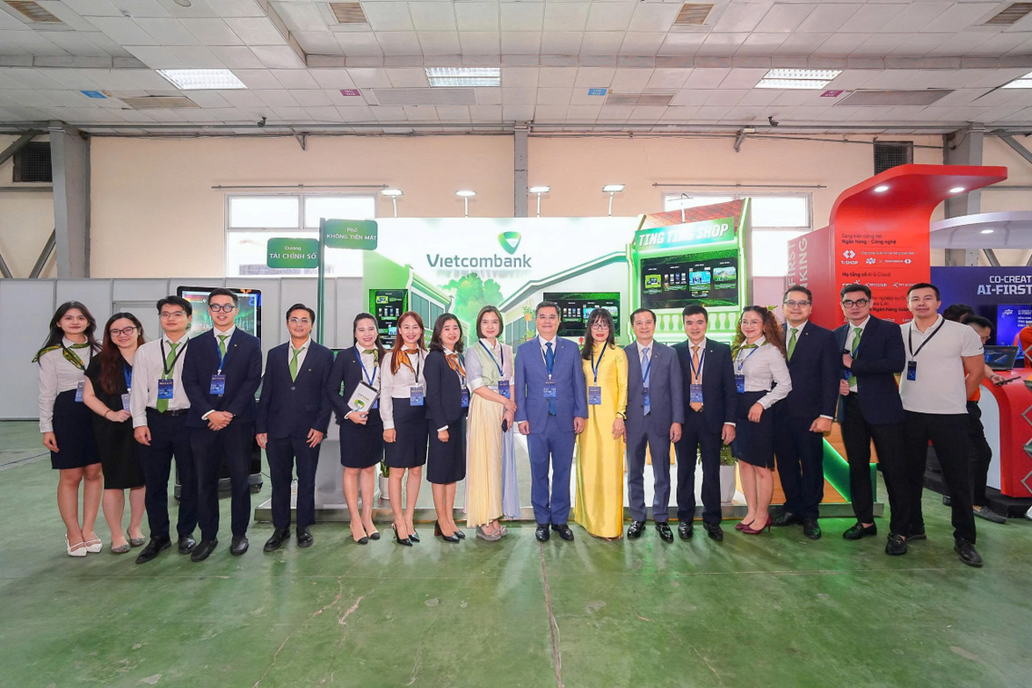 Đại diện Ban lãnh đạo và cán bộ Vietcombank chụp ảnh lưu niệm tại không gian “Đường tài chính số - Phố không tiền mặt” trong khuôn khổ sự kiện Chuyển đổi số ngành Ngân hàng năm 2026 Đại diện Ban lãnh đạo và cán bộ Vietcombank chụp ảnh lưu niệm tại không gian “Đường tài chính số - Phố không tiền mặt” trong khuôn khổ sự kiện Chuyển đổi số ngành Ngân hàng năm 2026