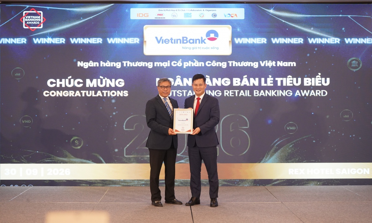 Ông Trần Công Quỳnh Lân- Phó Tổng Giám đốc phụ trách Khối Bán lẻ VietinBank nhận giải thưởng Ngân hàng bán lẻ tiêu biểu 2026