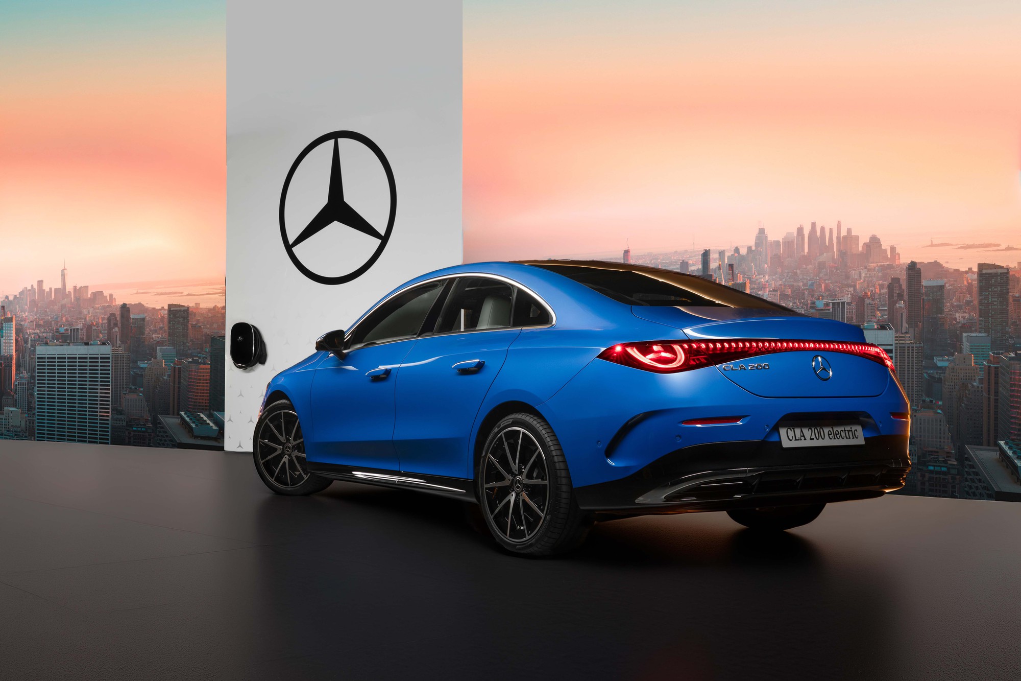 Mercedes-Benz CLA 200 chốt giá 1,59 tỷ: Đi gần 550km/sạc, nội thất 3 màn hình, có thể dùng tay cầm Playstation để chơi game - Ảnh 2.