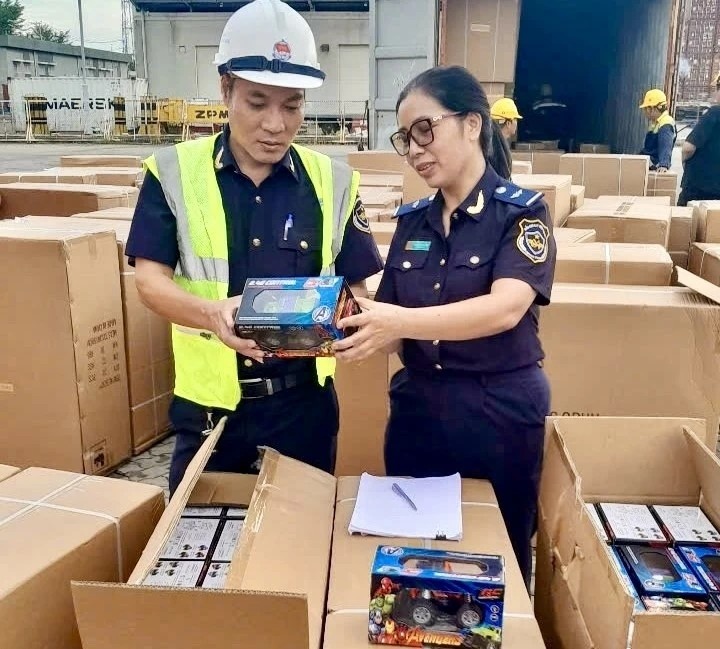 Lực lượng hải quan kiểm tra đồ chơi trẻ em nhập khẩu. Ảnh minh họa. Lực lượng hải quan kiểm tra đồ chơi trẻ em nhập khẩu. Ảnh minh họa.