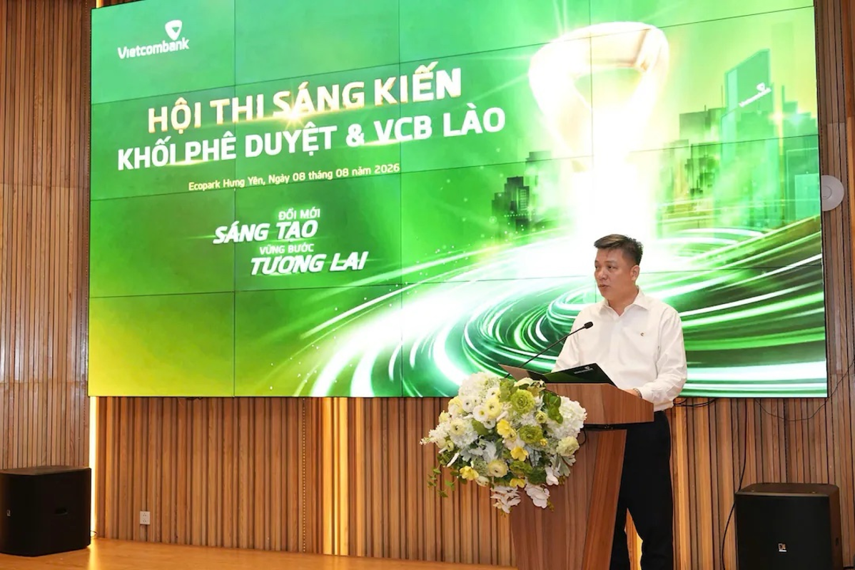 Ông Hồ Văn Tuấn - Phó Tổng Giám đốc VCB, Trưởng Ban tổ chức Hội thi, Trưởng Ban giám khảo phát biểu tại Hội thi sáng kiến Khối Phê duyệt & VCB Lào năm 2026 Ông Hồ Văn Tuấn - Phó Tổng Giám đốc VCB, Trưởng Ban tổ chức Hội thi, Trưởng Ban giám khảo phát biểu tại Hội thi sáng kiến Khối Phê duyệt & VCB Lào năm 2026