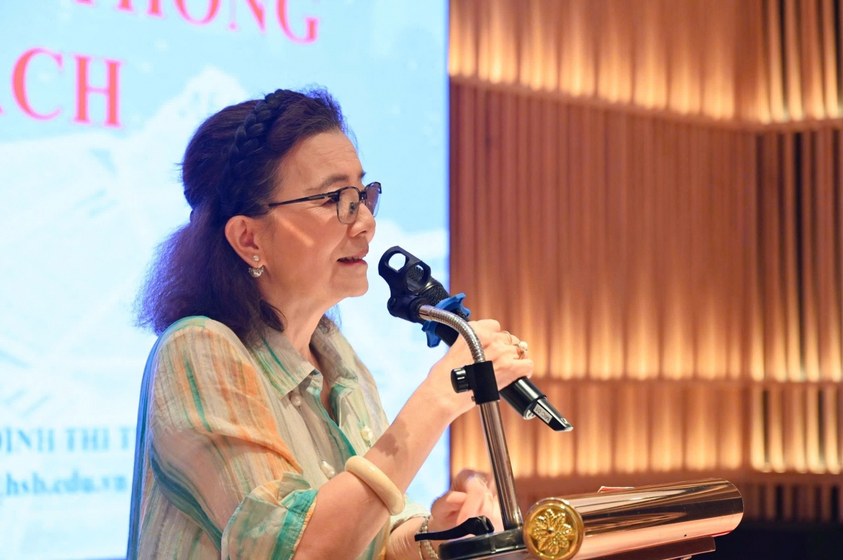 PGS.TS. Đinh Thị Thúy Hằng - Chủ nhiệm Khoa Marketing và Truyền thông (MAC) tại Trường Quản trị và Kinh doanh - Đại học Quốc gia Hà Nội  - Cố vấn cao cấp Trung tâm Bồi dưỡng nghiệp vụ báo chí chia sẻ chuyên đề: Vai trò của lãnh đạo trong truyền thông chính sách