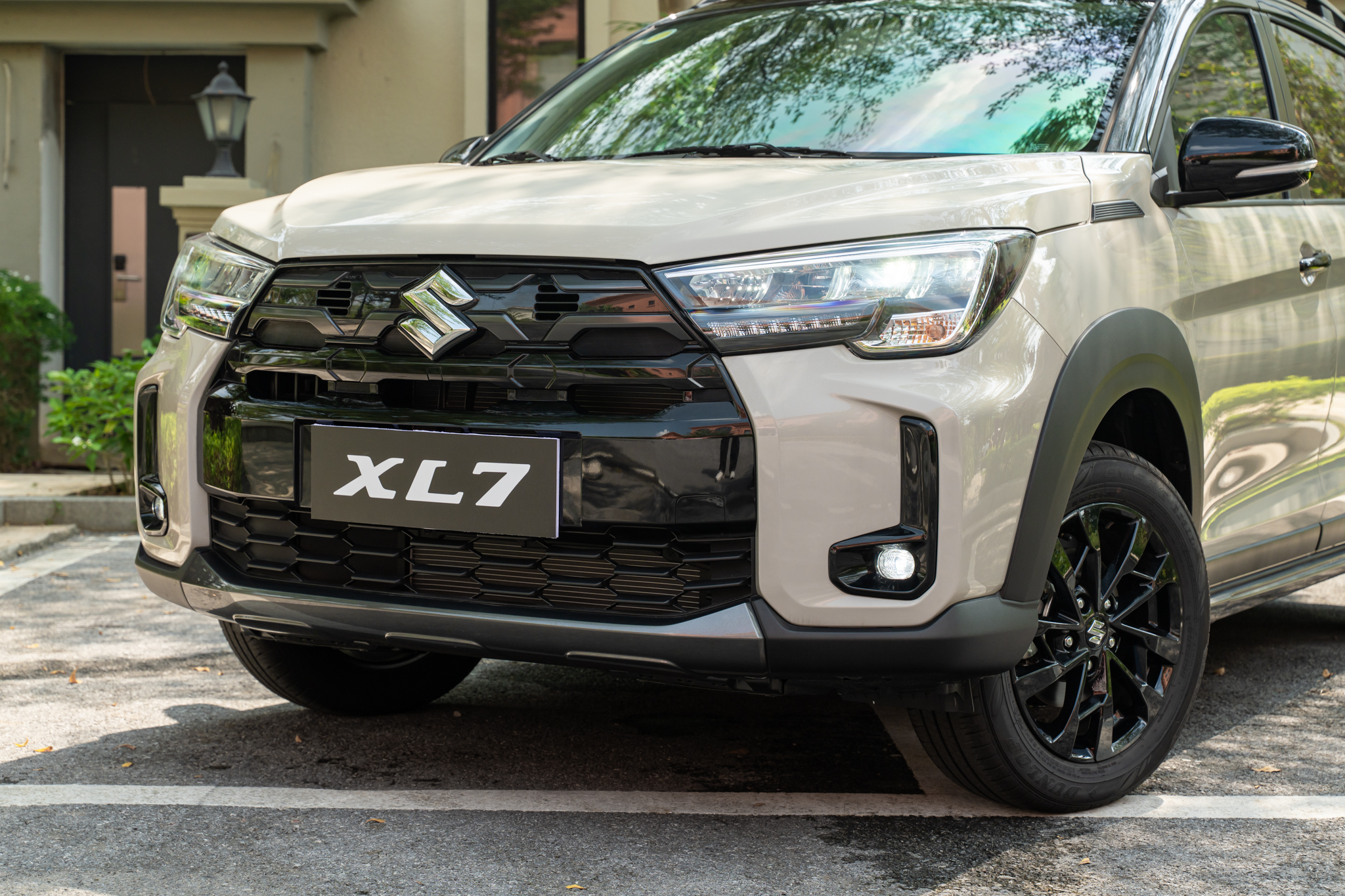 Suzuki XL7 2026 ra mắt Việt Nam: Giá từ gần 570 triệu đồng, thiết kế tinh chỉnh bắt mắt hơn, thêm bản 'base' mới rẻ hơn cạnh tranh Xpander - Ảnh 2.