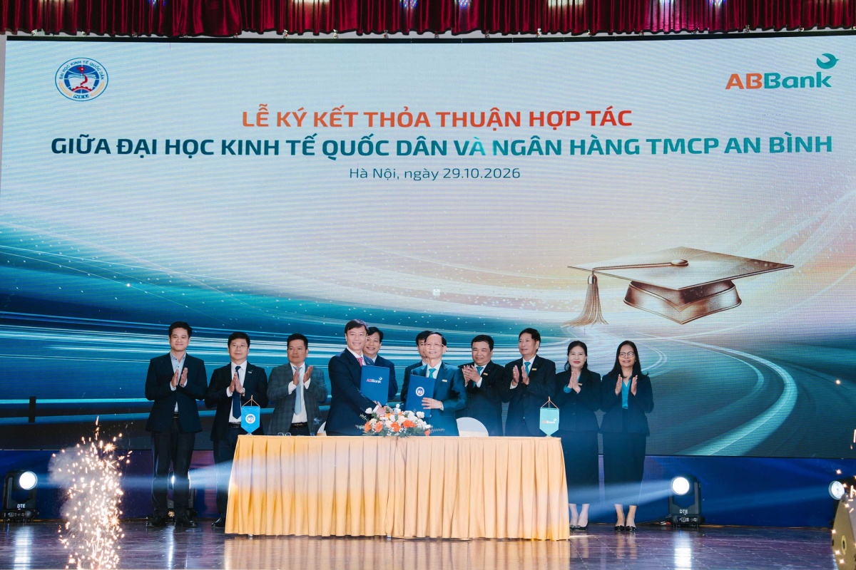 Lãnh đạo các bên ký kết thỏa thuận hợp tác giữa NEU và ABBank Lãnh đạo các bên ký kết thỏa thuận hợp tác giữa NEU và ABBank
