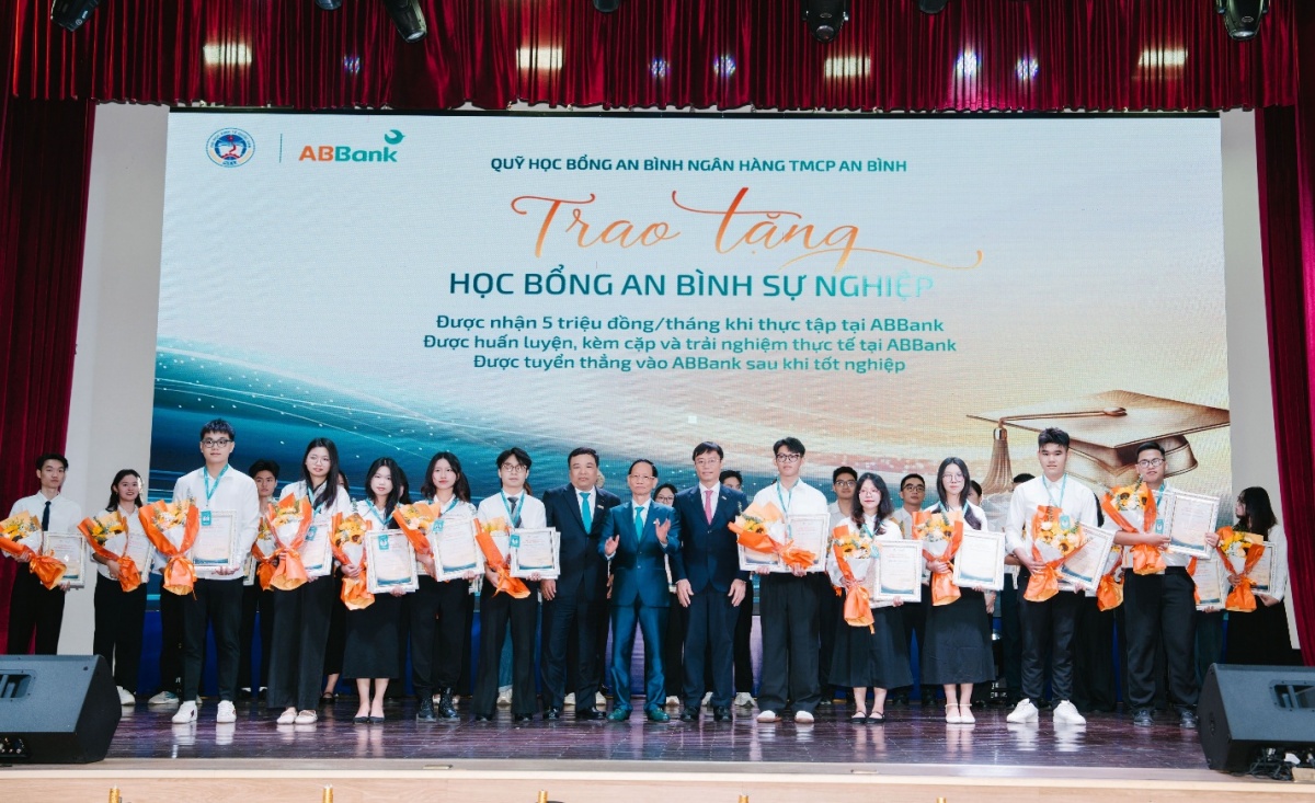 Đại diện ABBank trao những suất học bổng ý nghĩa cho sinh viên NEU Đại diện ABBank trao những suất học bổng ý nghĩa cho sinh viên NEU