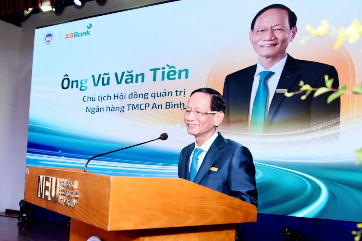 Chủ tịch ABBank Vũ Văn Tiền phát biểu tại sự kiện Chủ tịch ABBank Vũ Văn Tiền phát biểu tại sự kiện