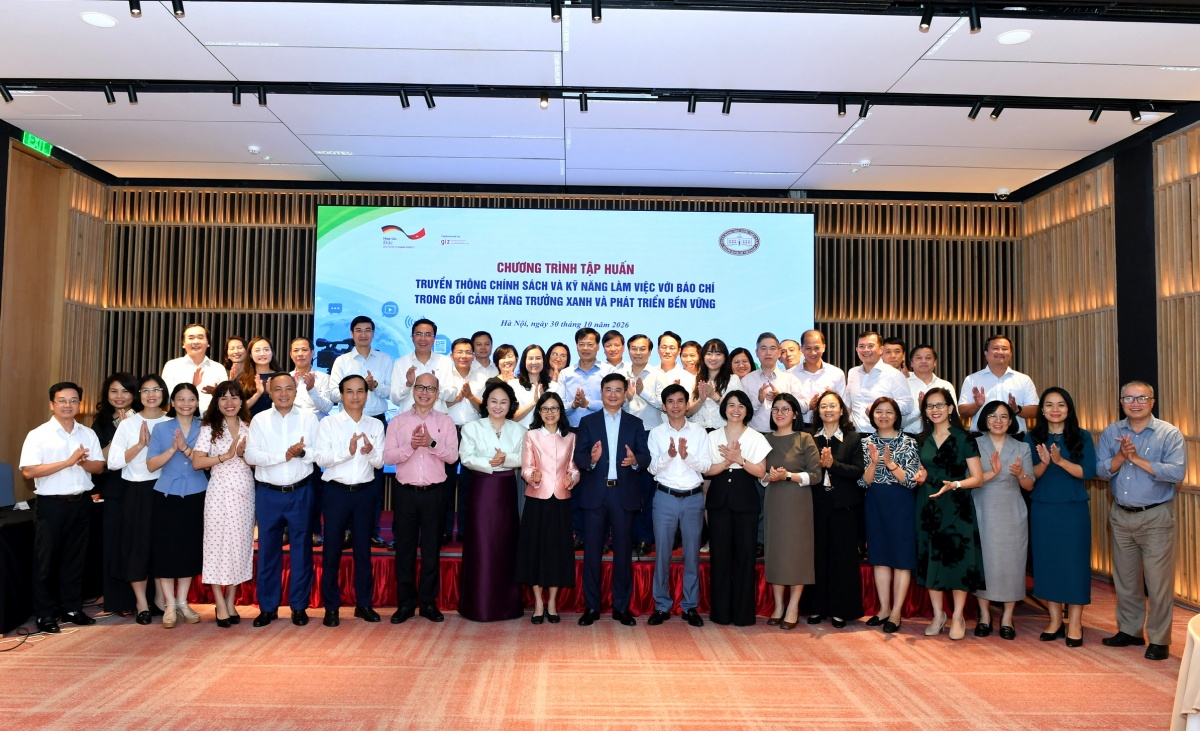 Phó Thống đốc NHNN Phạm Thanh Hà chụp ảnh cùng toàn thể học viên Phó Thống đốc NHNN Phạm Thanh Hà chụp ảnh cùng toàn thể học viên
