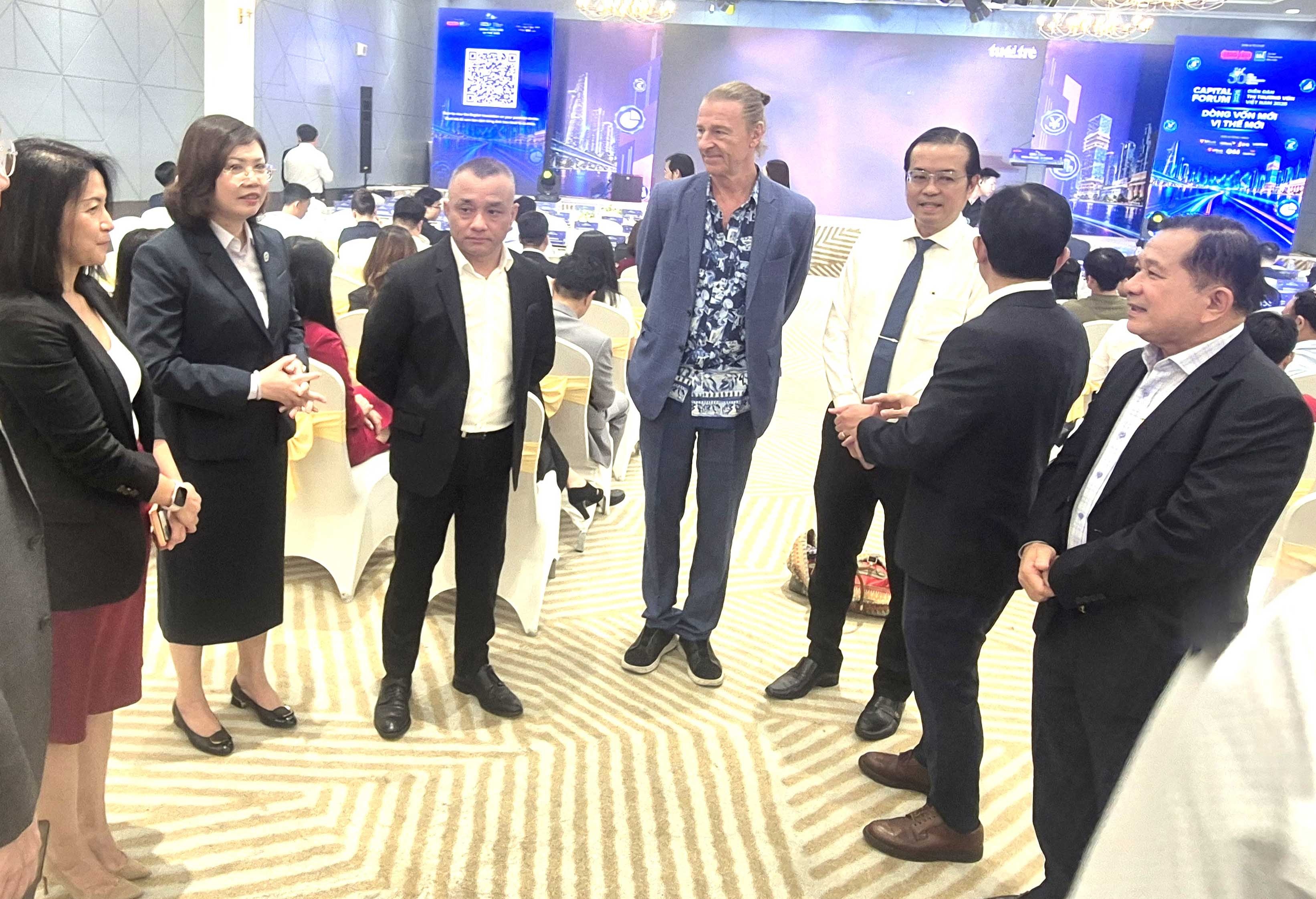 Chứng khoán chia sẻ áp lực vốn với ngân hàng