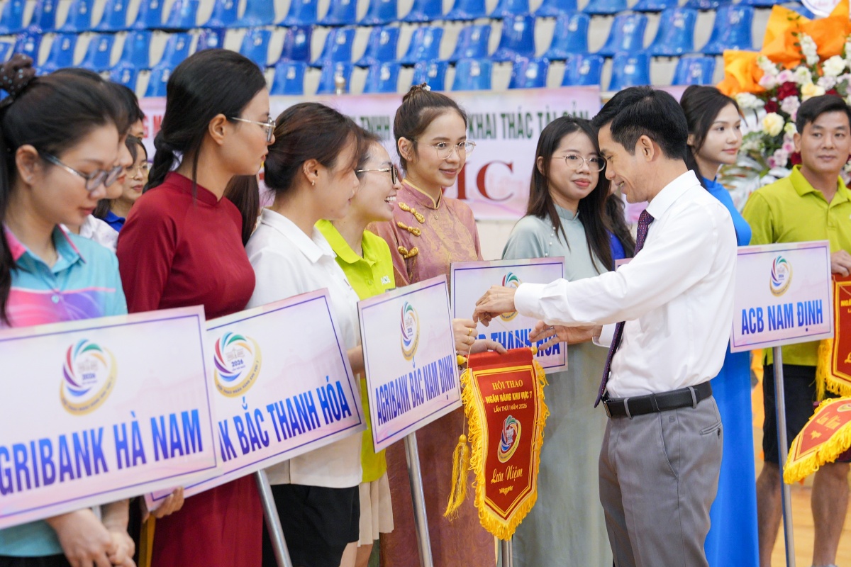 trao hoa cho các đơn vị tham gia trao hoa cho các đơn vị tham gia