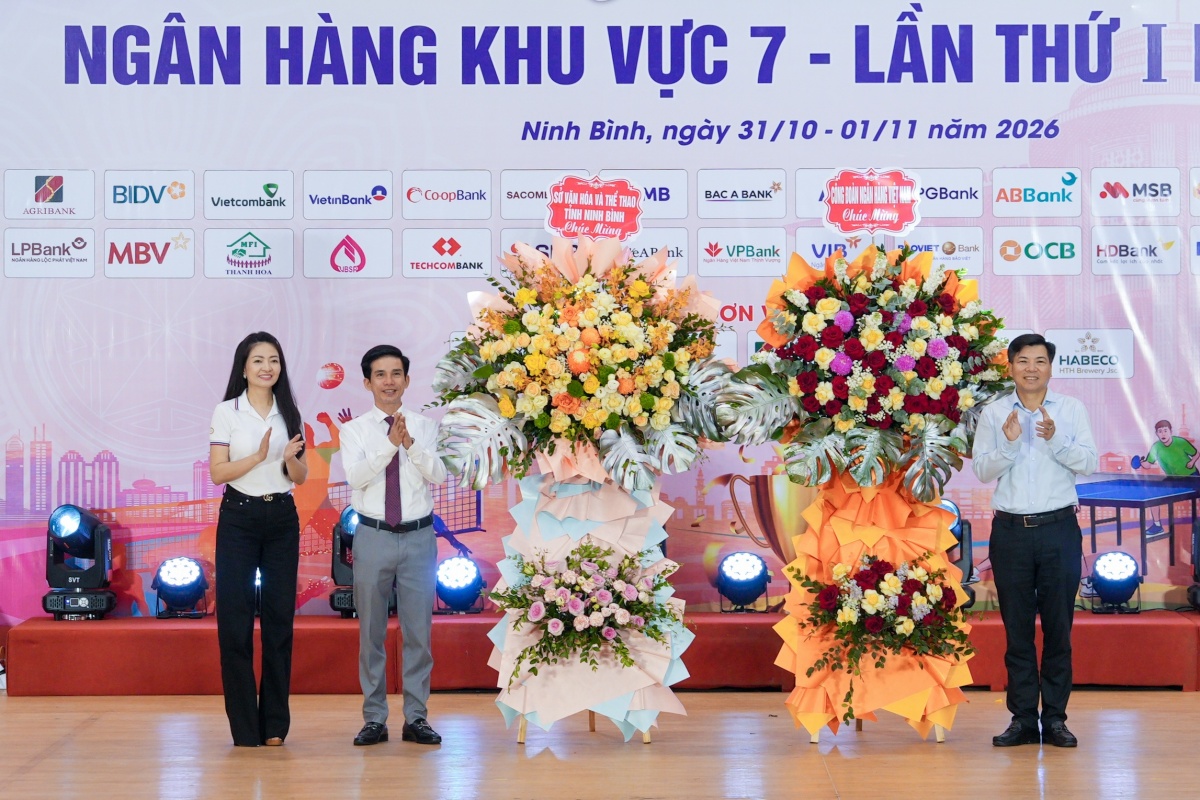 Lãnh đạo Công đoàn Ngân hàng Nhà nước Việt Nam và lãnh đạo Sở Văn hoá và Thể thao tỉnh Ninh Bình tặng hoa chúc mừng Hội thao. Lãnh đạo Công đoàn Ngân hàng Nhà nước Việt Nam và lãnh đạo Sở Văn hoá và Thể thao tỉnh Ninh Bình tặng hoa chúc mừng Hội thao.