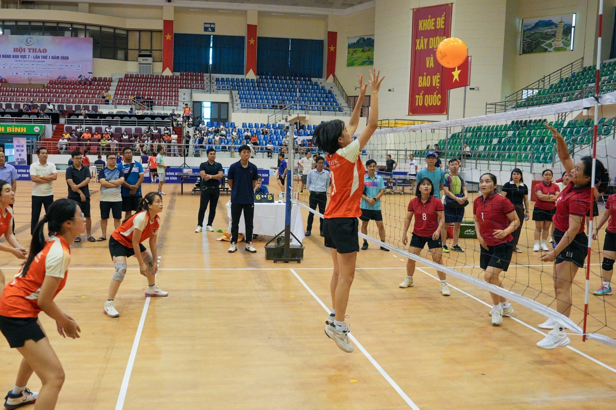 Các vận động viên thi đấu nội dung bóng chuyền hơi. Các vận động viên thi đấu nội dung bóng chuyền hơi.