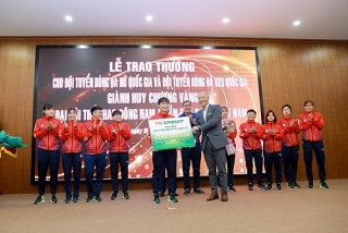 FE CREDIT trao 3 tỷ đồng cho Đội tuyển bóng đá nữ Quốc gia Việt Nam