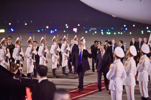 Tổng thống Donald Trump tới Hà Nội