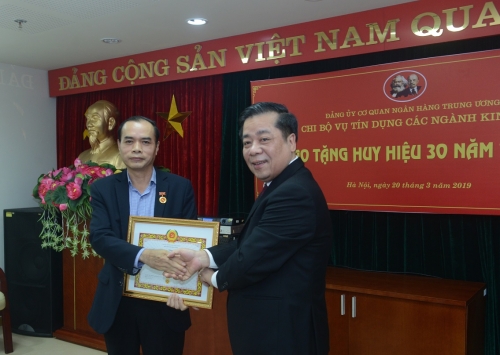 Trao tặng Huy hiệu 30 năm tuổi Đảng cho nguyên Phó Thống đốc Nguyễn Đồng Tiến