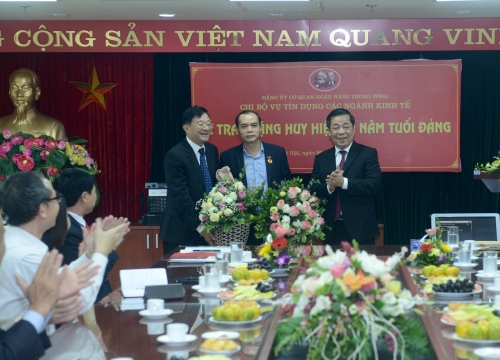 Trao tặng Huy hiệu 30 năm tuổi Đảng cho nguyên Phó Thống đốc Nguyễn Đồng Tiến