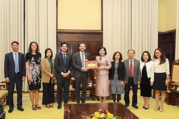 Thống đốc Nguyễn Thị Hồng tiếp Đại sứ đặc mệnh toàn quyền Vương quốc Anh tại Việt Nam