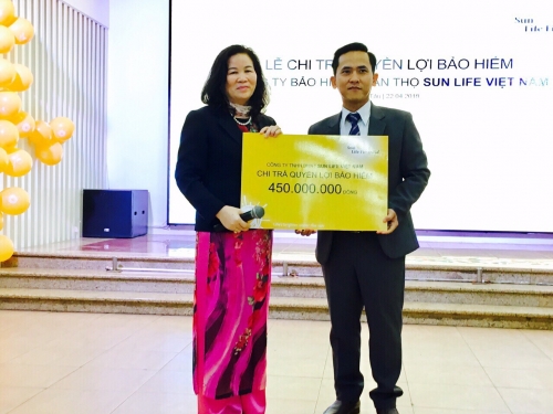 Sun Life Việt Nam chi trả quyền lợi bảo hiểm bệnh hiểm nghèo cho khách hàng