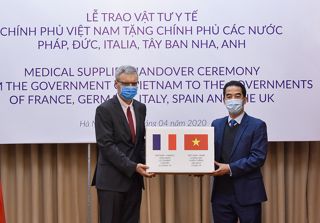Việt Nam gửi tặng các nước châu Âu 550 nghìn chiếc khẩu trang