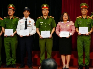 Bộ Công an khen thưởng hai nhân viên Techcombank kịp thời ngăn chặn vụ cướp ở chi nhánh Sóc Sơn