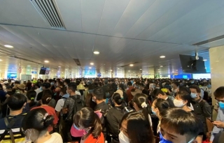 Hệ thống soi chiếu sân bay Tân Sơn Nhất quá tải gây ùn tắc