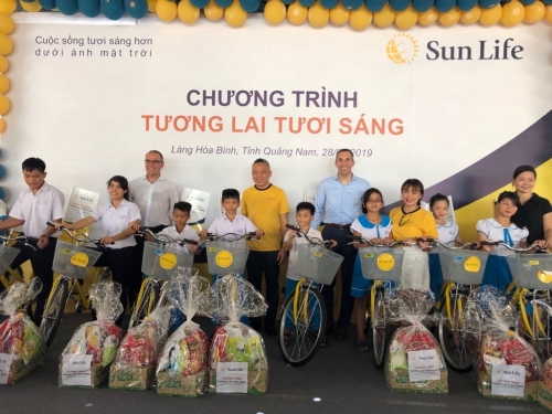 Sun Life Việt Nam trao xe đạp, quà tặng cho trẻ em Làng Hòa Bình, Quảng Nam