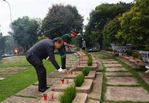 Phó Thủ tướng Thường trực dâng hương tưởng nhớ các anh hùng liệt sĩ