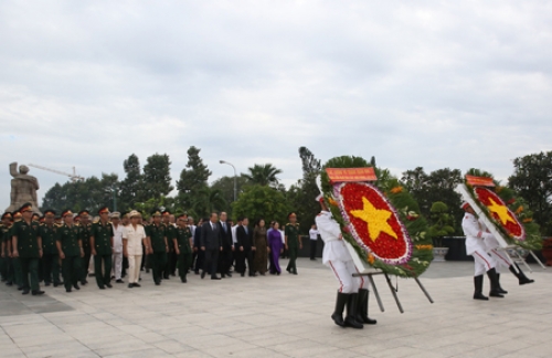 Phó Thủ tướng Thường trực dâng hương tưởng nhớ các anh hùng liệt sĩ