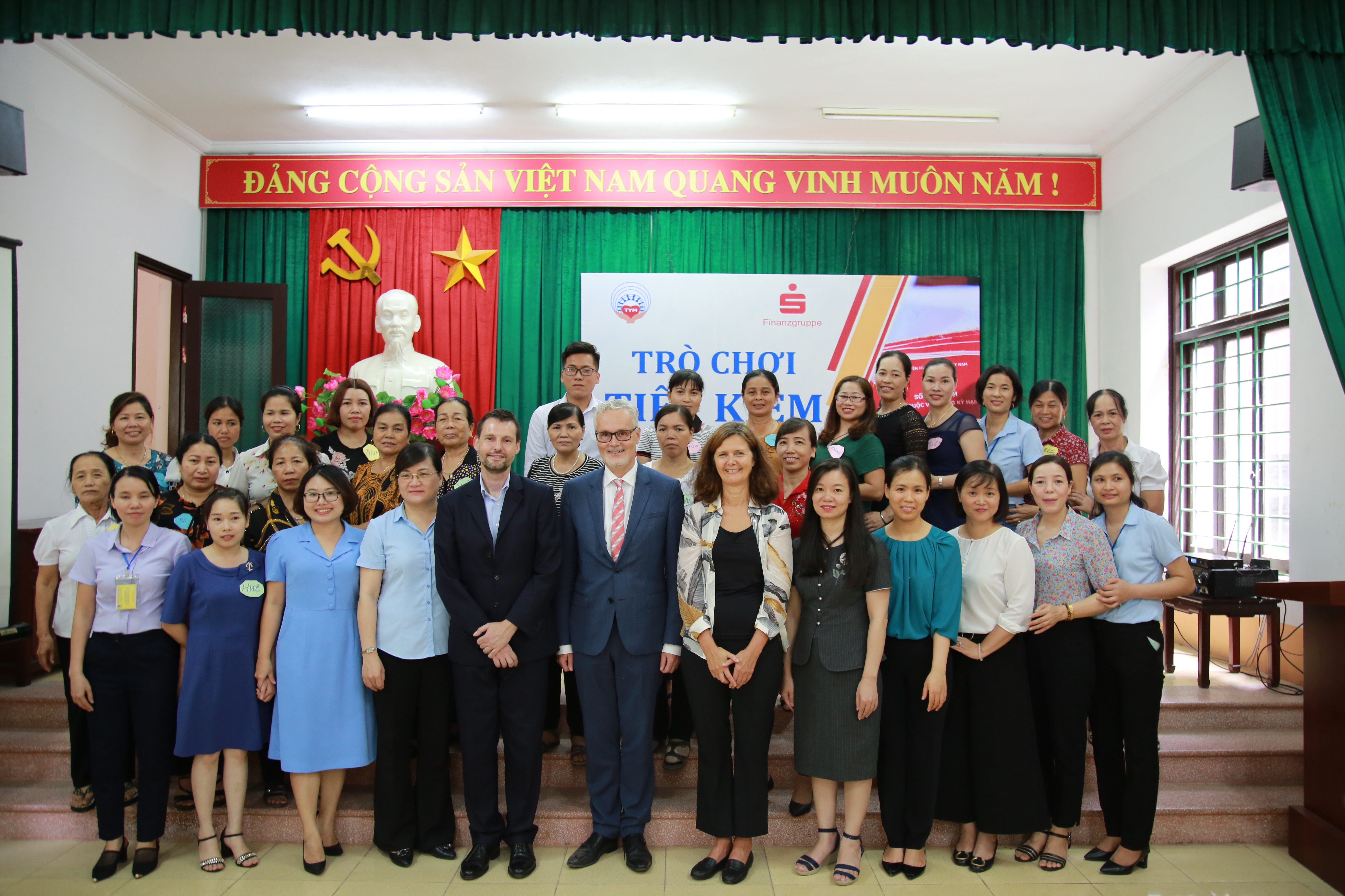Đại sứ Đức tại Việt Nam thăm mô hình hoạt động tài chính vi mô của TYM